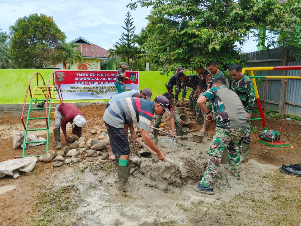 Pengecoran Lantai Tiang Bawah Sumur Bor Titik 3 Raudhatul Athfal Desa Wonosalam Mulai Dilaksanakan