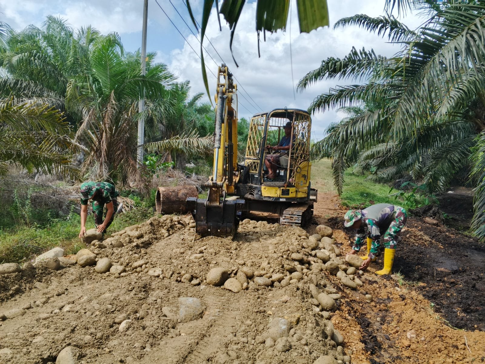 Pemerataan Jalan Terus Dilakukan Menggunakan Excavator dalam TMMD di Desa Wonosalam