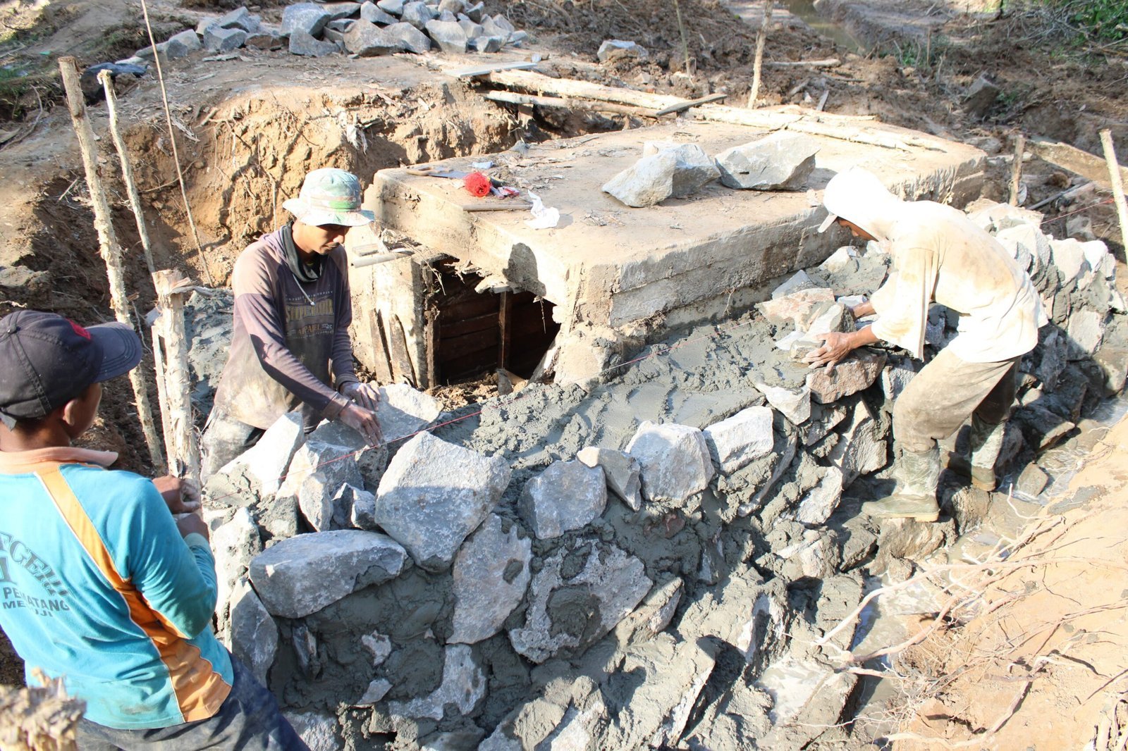 Pemasangan Dinding Batu Jembatan TMMD ke-125 di Kampung Moris Jaya Tingkatkan Kekuatan Struktur