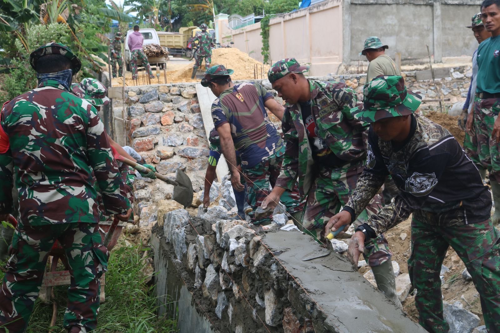 Satgas TMMD 127 Kodim 1417/Kendari Perkuat Fondasi Bahu Jalan Perbaikan Jembatan di Anggoeya