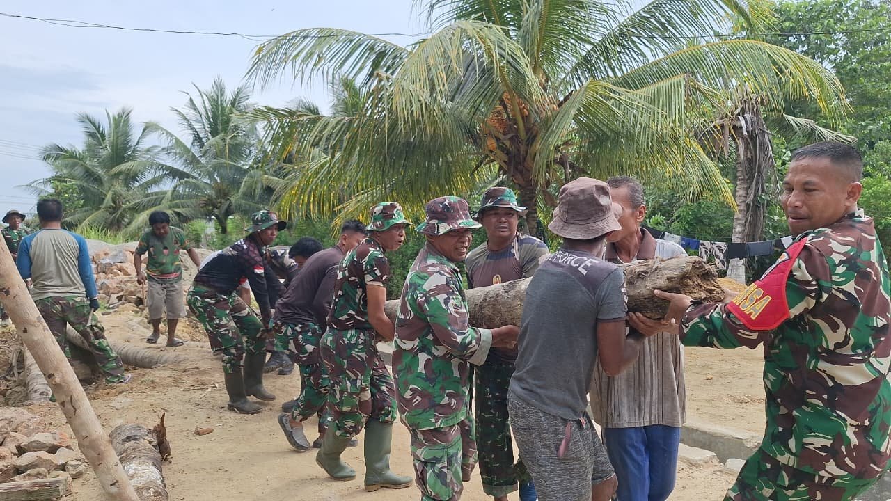 Sinergi Tanpa Batas: Satgas TMMD 127 dan Warga Sambuli Kompak Bongkar Jembatan Lapuk Demi Akses Baru
