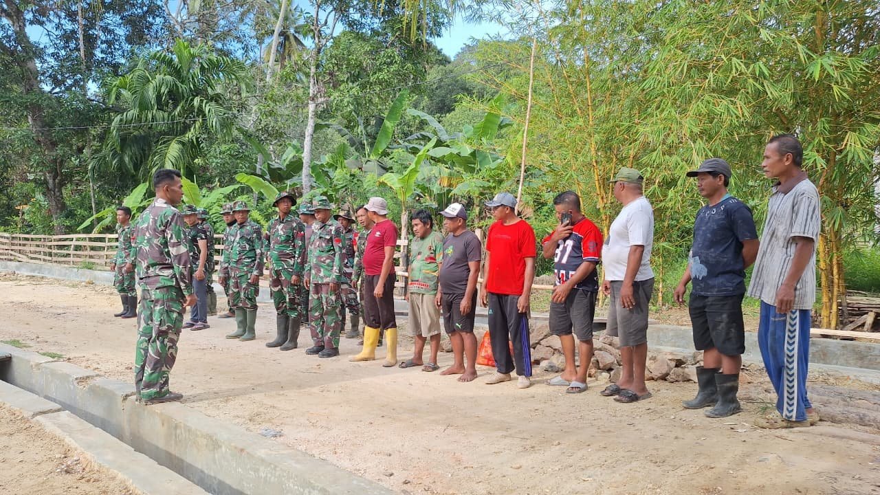 Satgas TMMD 127 Kodim 1417/Kendari dan Warga Sambuli Siap Tempur Bangun Desa