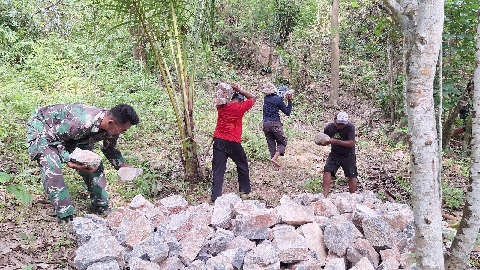 Tak Gentar Medan Menanjak, Satgas TMMD 127 dan Warga Sambuli Bahu-Membahu Bangun Fasilitas Air Bersih