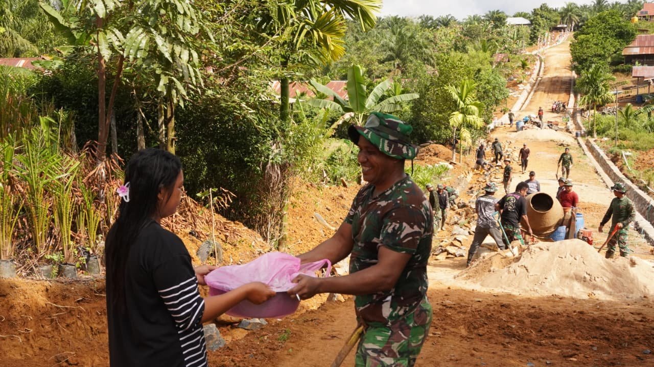 Wujud Kepedulian Warga, Ibu-Ibu Desa Tribuana Berikan Kue untuk Satgas TMMD Kodim 1015/Sampit