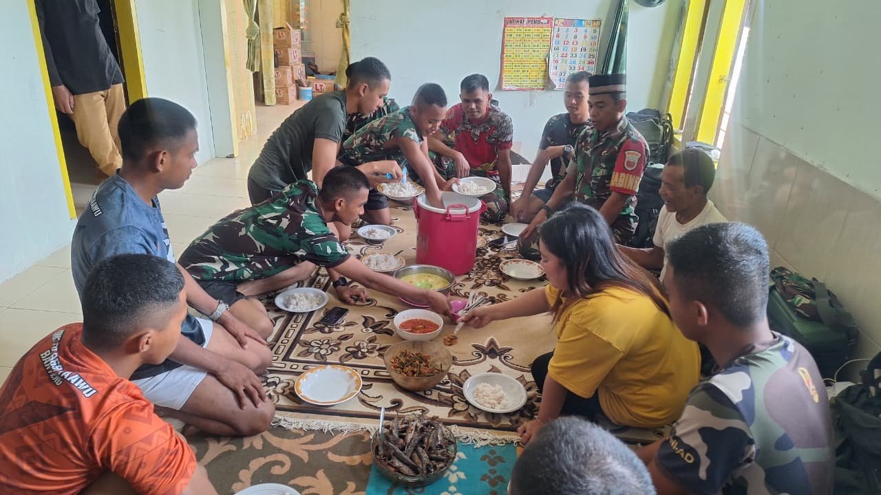 Kehangatan Makan Siang Warga Bersama Satgas TMMD 127 Perkuat Kedekatan di Petoaha