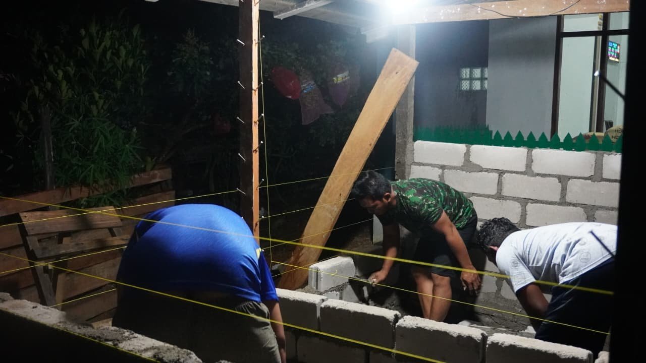 Semangat Gotong Royong Satgas TMMD dan Warga Desa Tri Buana Percepat Pembangunan Fasilitas Mushola