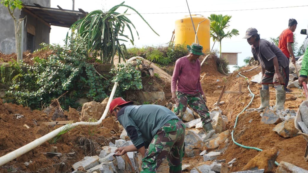 Semangat Pantang Menyerah Satgas TMMD Tetap Kerja Maksimal Meski Cuaca Panas