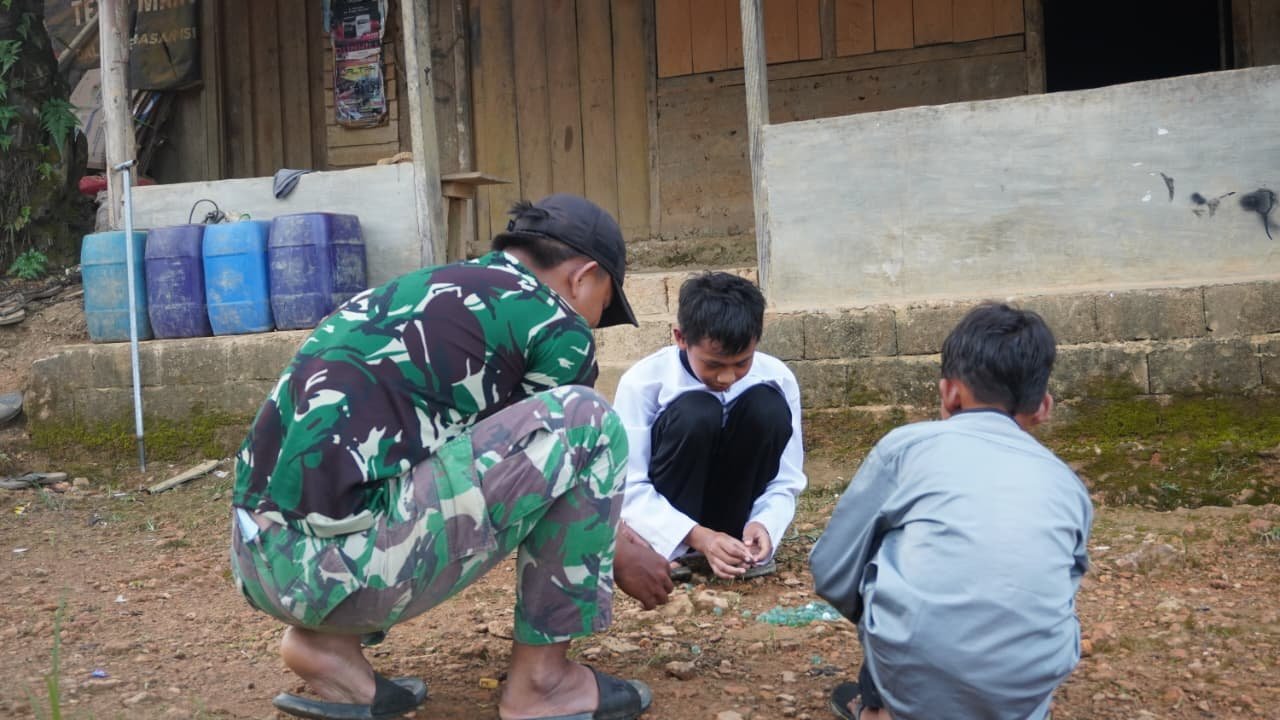 Keceriaan Anak Desa Warnai Kebersamaan Satgas TMMD Reguler ke-127 Saat Bermain Kelereng