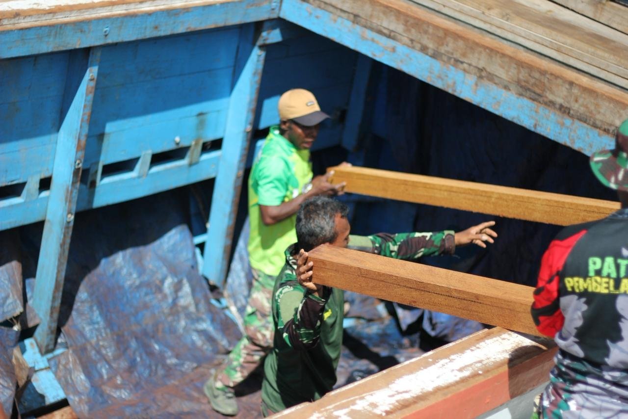 Satgas TMMD 127 Percepat Distribusi Material Kayu untuk Pembangunan Sisir 2