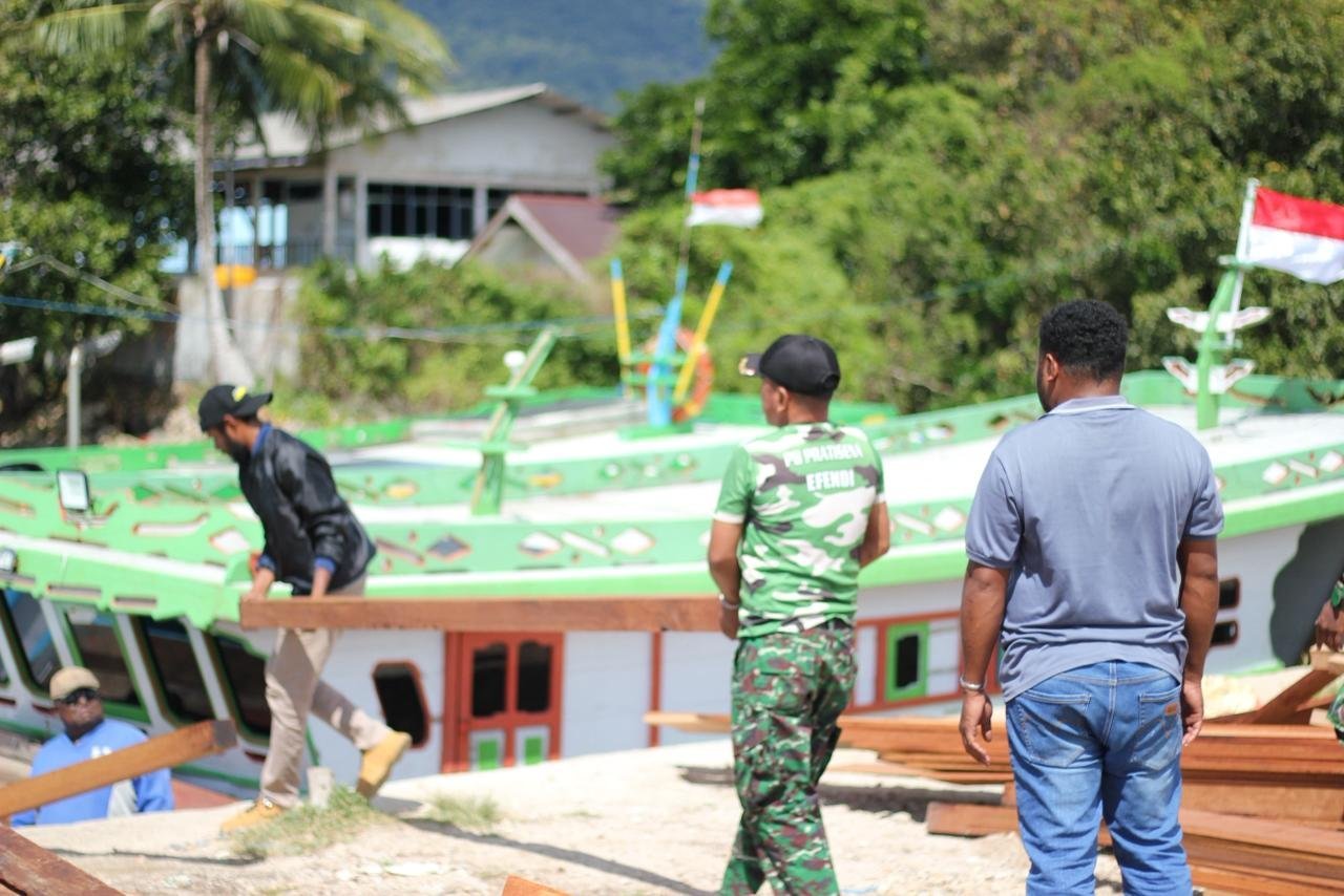 Semangat Gotong Royong Warnai Pemuatan Kayu TMMD 127 untuk Kampung Sisir 2