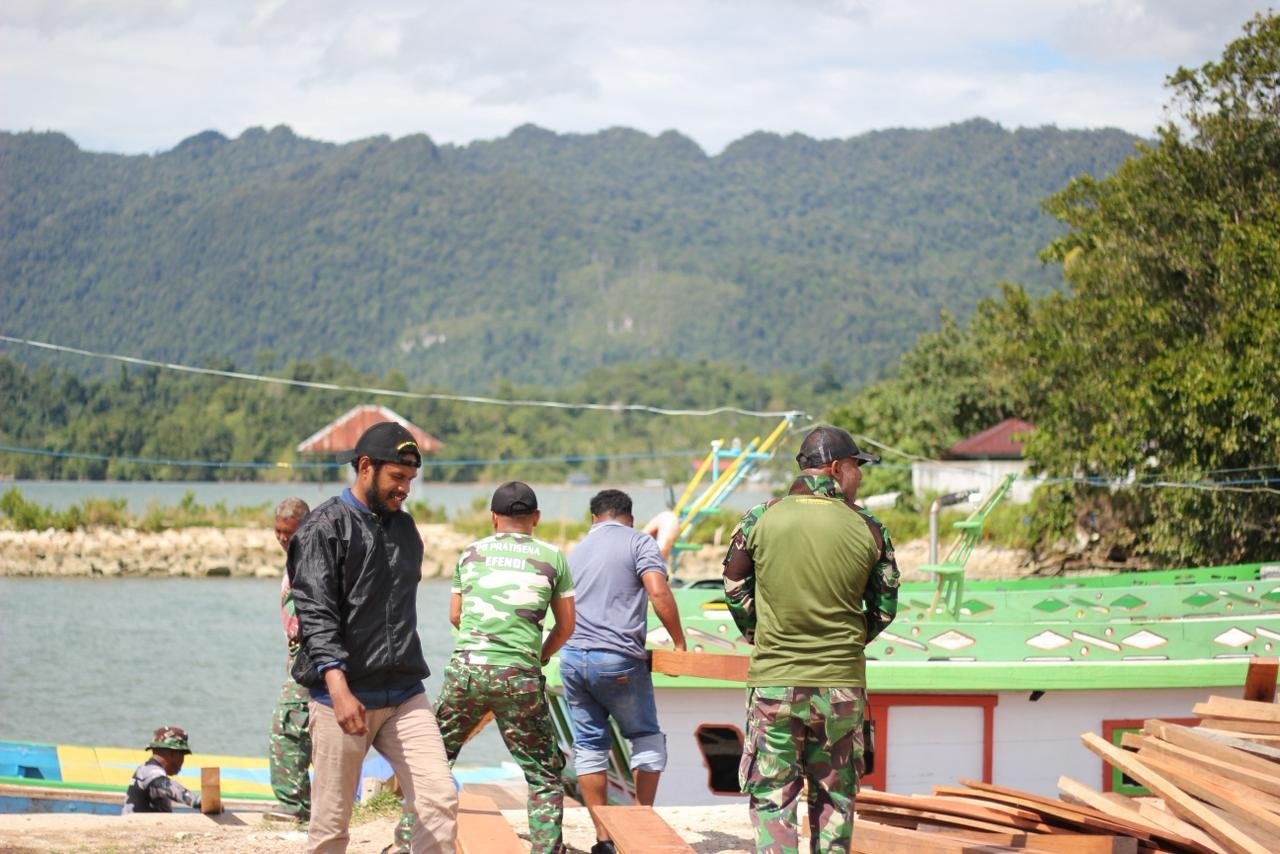 TMMD 127 Kodim 1804/Kaimana Laksanakan Pemuatan Kayu Demi Percepatan Pembangunan Kampung Sisir 2
