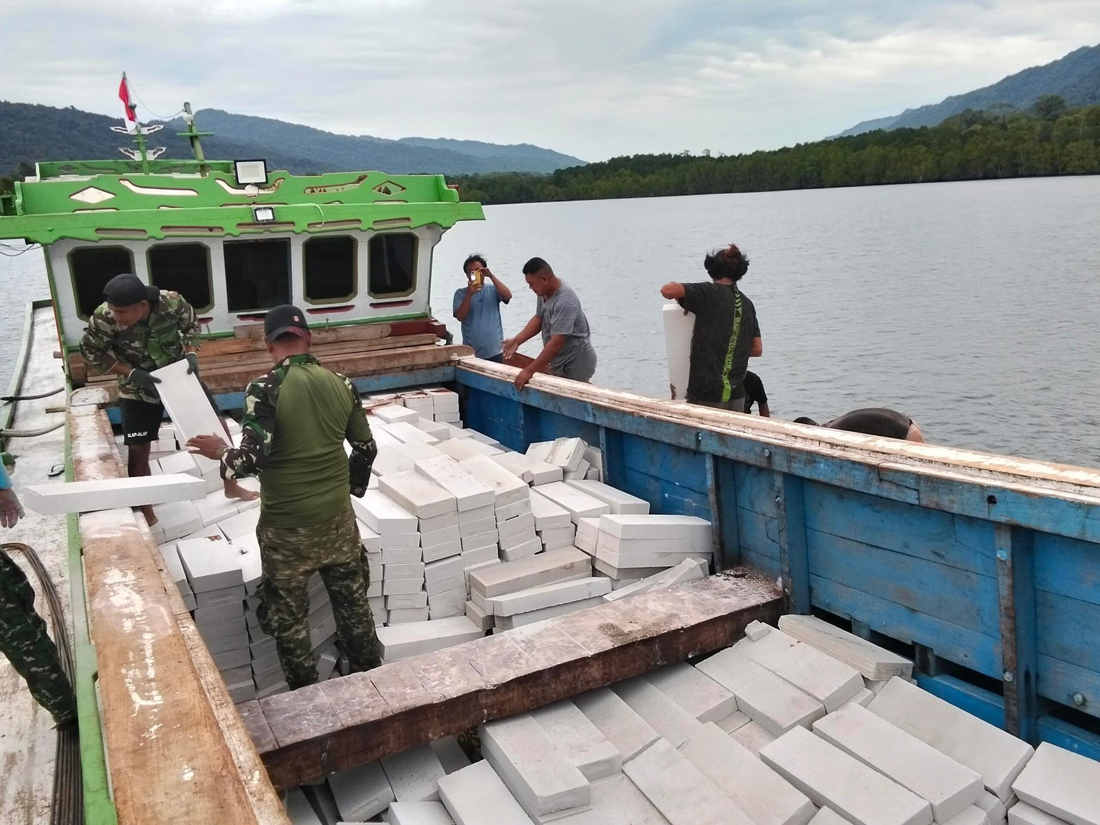 TMMD 127 Kodim 1804/Kaimana Semangat Gotong Royong Pindahkan Material ke Kampung Sisir 2