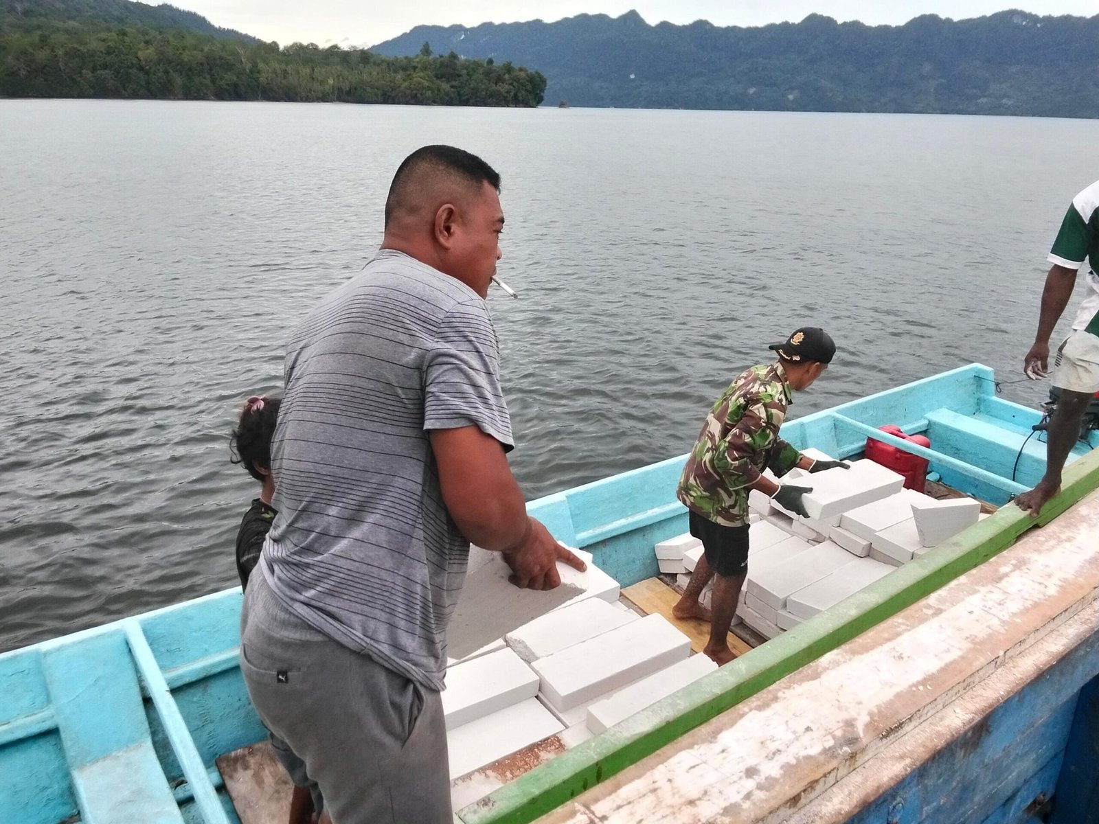 Kekompakan Satgas dan Warga Warnai Pengangkutan Material TMMD ke Kampung Sisir 2