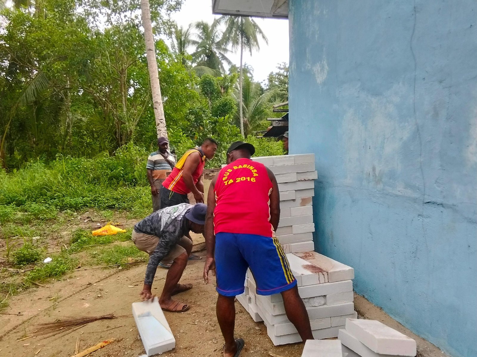 Gotong Royong Warga dan Satgas Warnai Pemuatan Batu Tela untuk Pembangunan Fasilitas Desa