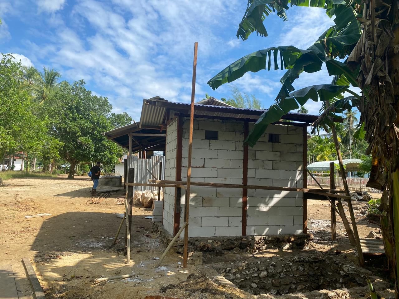 Semangat Gotong Royong Percepat Pembangunan MCK TMMD 127 di Kampung Sisir 2