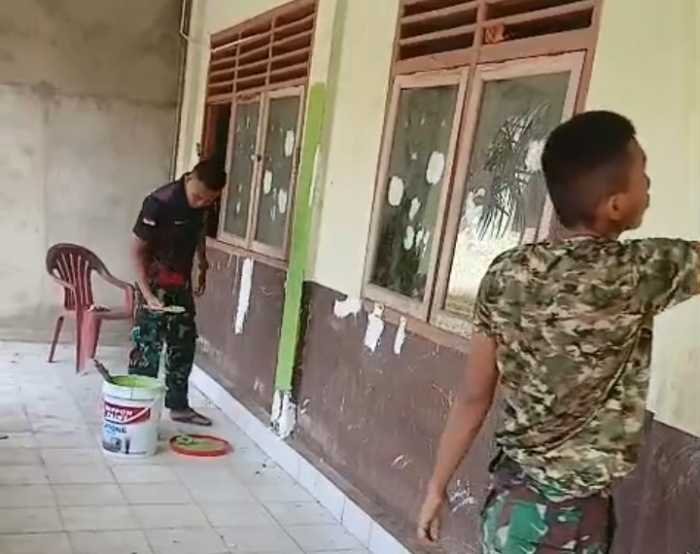 Pengecatan Ulang Dinding di TMMD ke-128 untuk Meningkatkan Estetika Fasilitas Pendidikan