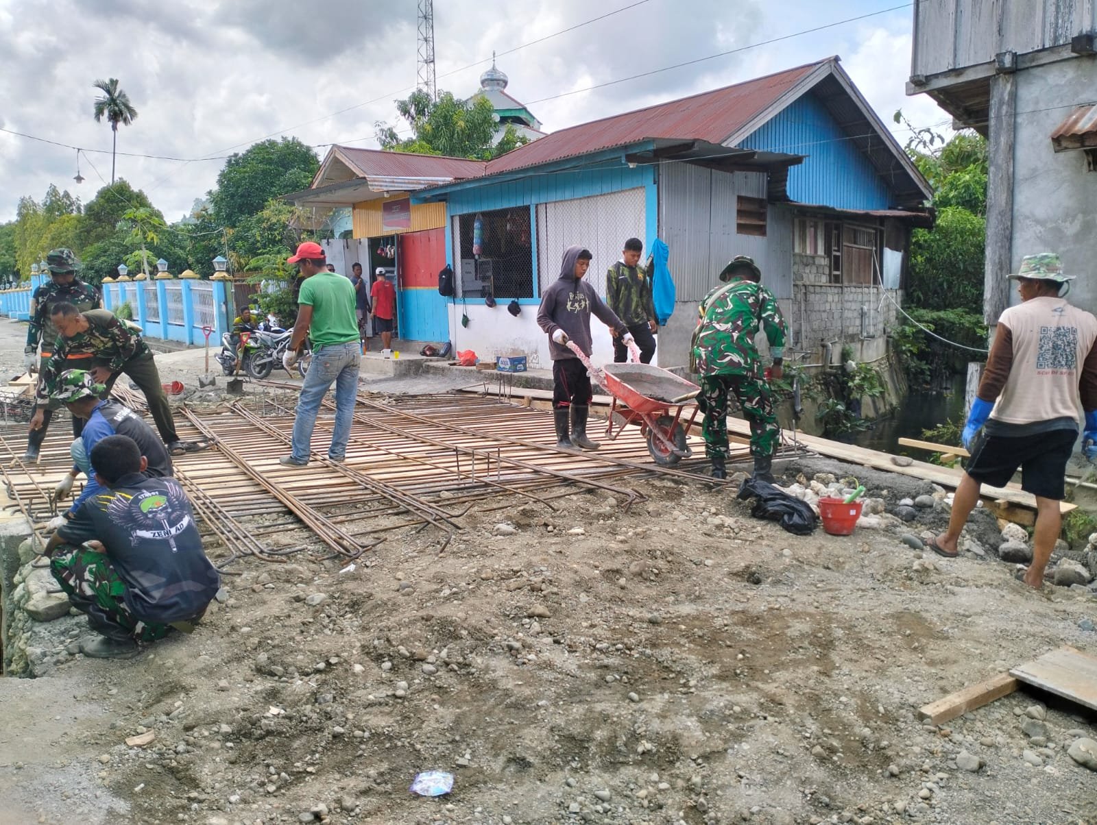 Pembangunan Jembatan Semakin Mantap, Rangkaian Besi Siap untuk Pengecoran