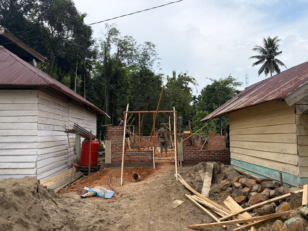 Progres Pembangunan RTLH di Amolame, Kusen Rumah Risman Dikerjakan Bersama