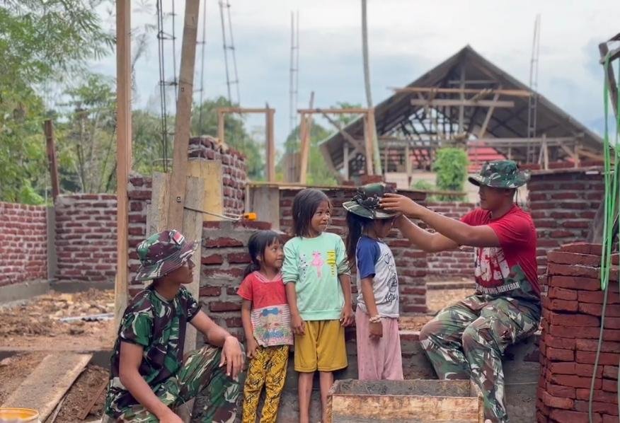 Membangun Sambil Mendekatkan Diri, Satgas TMMD ke-128 Perkuat Hubungan dengan Warga