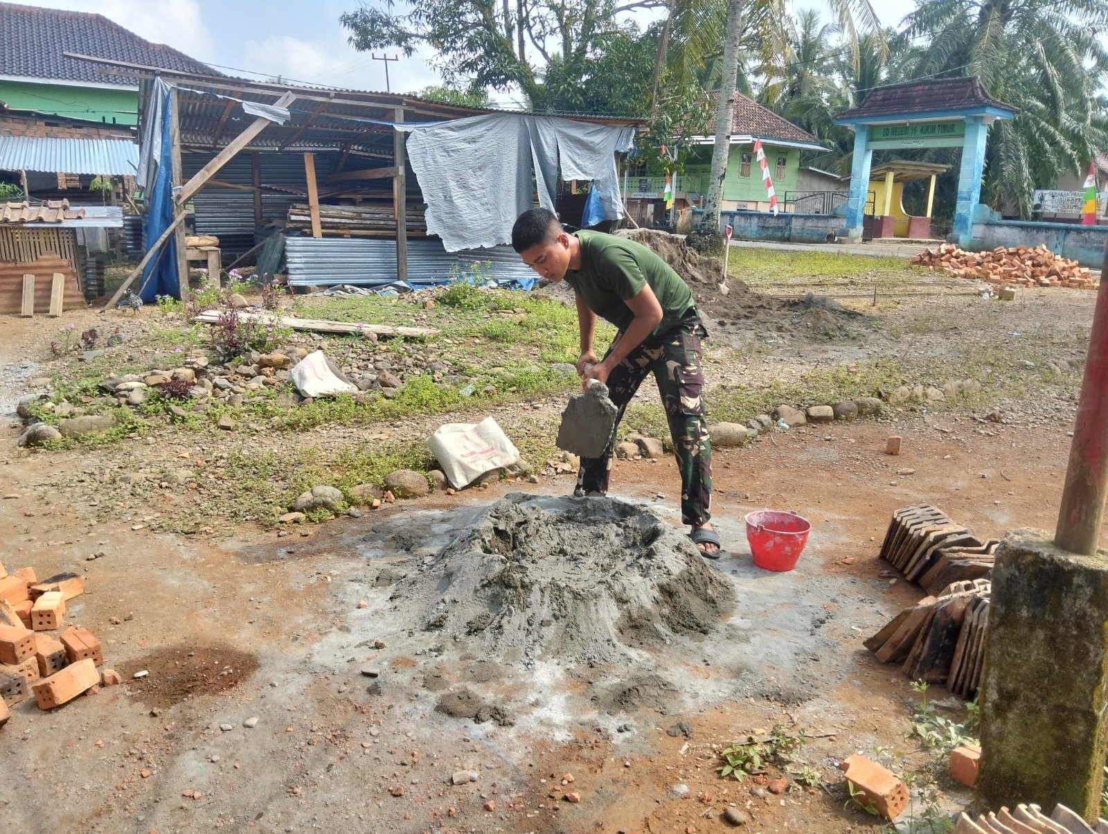 Kegiatan Satgas TMMD 128 Lahat Bantu Rehabilitasi Rumah Warga