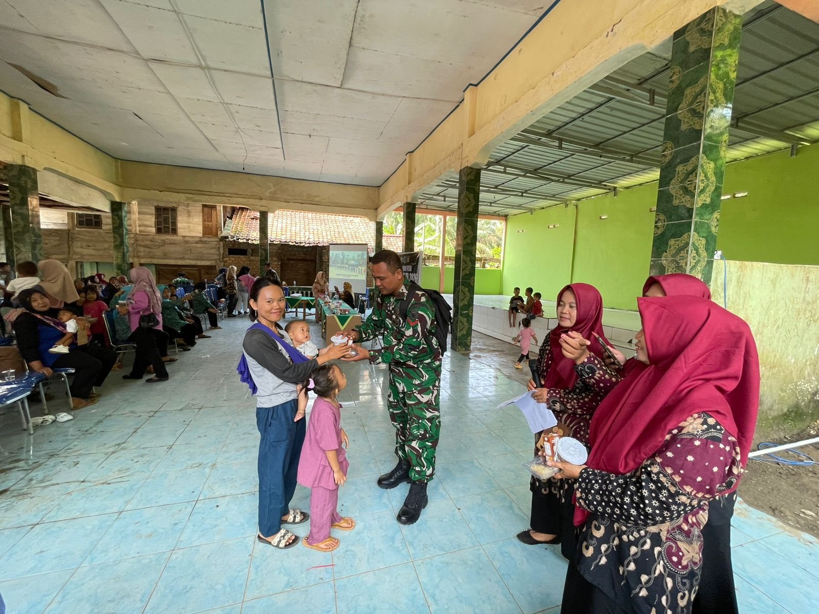 Kegiatan Satgas TMMD 128 Kodim 0405/Lahat Berikan Nutrisi untuk Balita di Posyandu