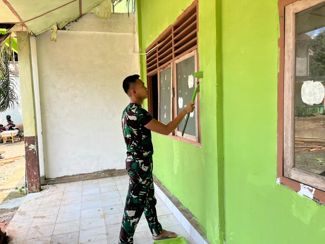 Progres Pengecatan, Gedung Pendidikan TMMD 128 Lahat Menjadi Lebih Modern dan Handal