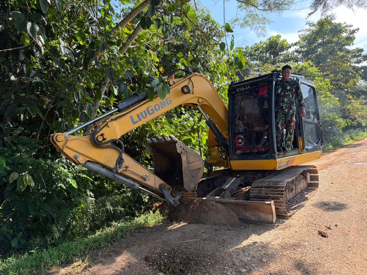 TMMD ke-128 Kodim 1430/Konut Percepat Pembangunan Jalan Tani di Amolame