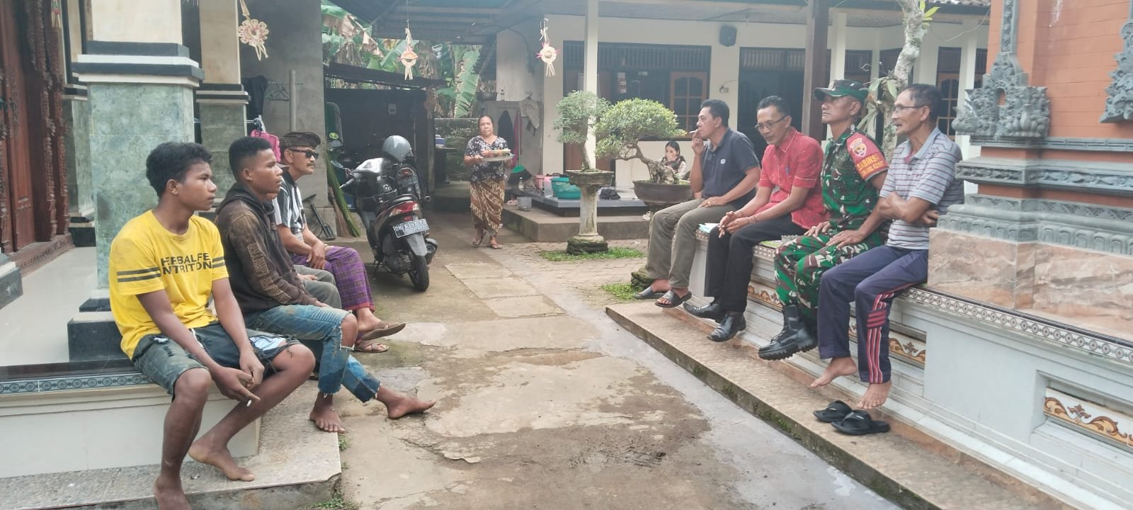 Interaksi Babinsa dan Warga di Banjar Serokadan untuk Keamanan Wilayah