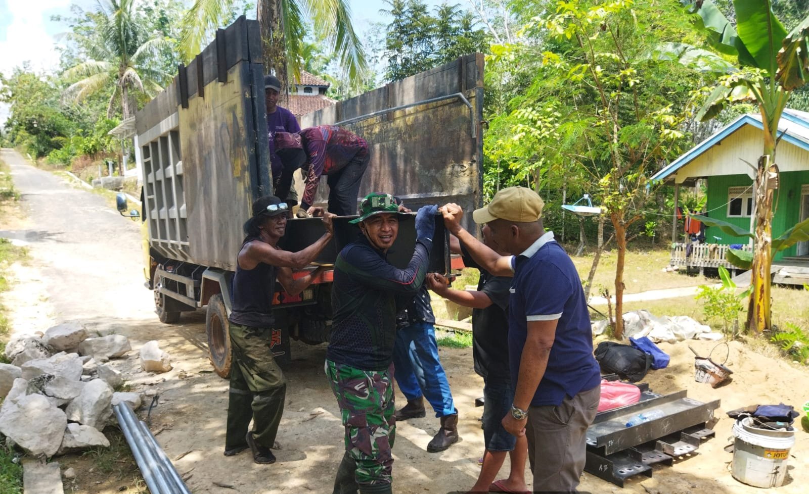 Gotong Royong untuk Jembatan Garuda, Pemasangan Baja Dimulai