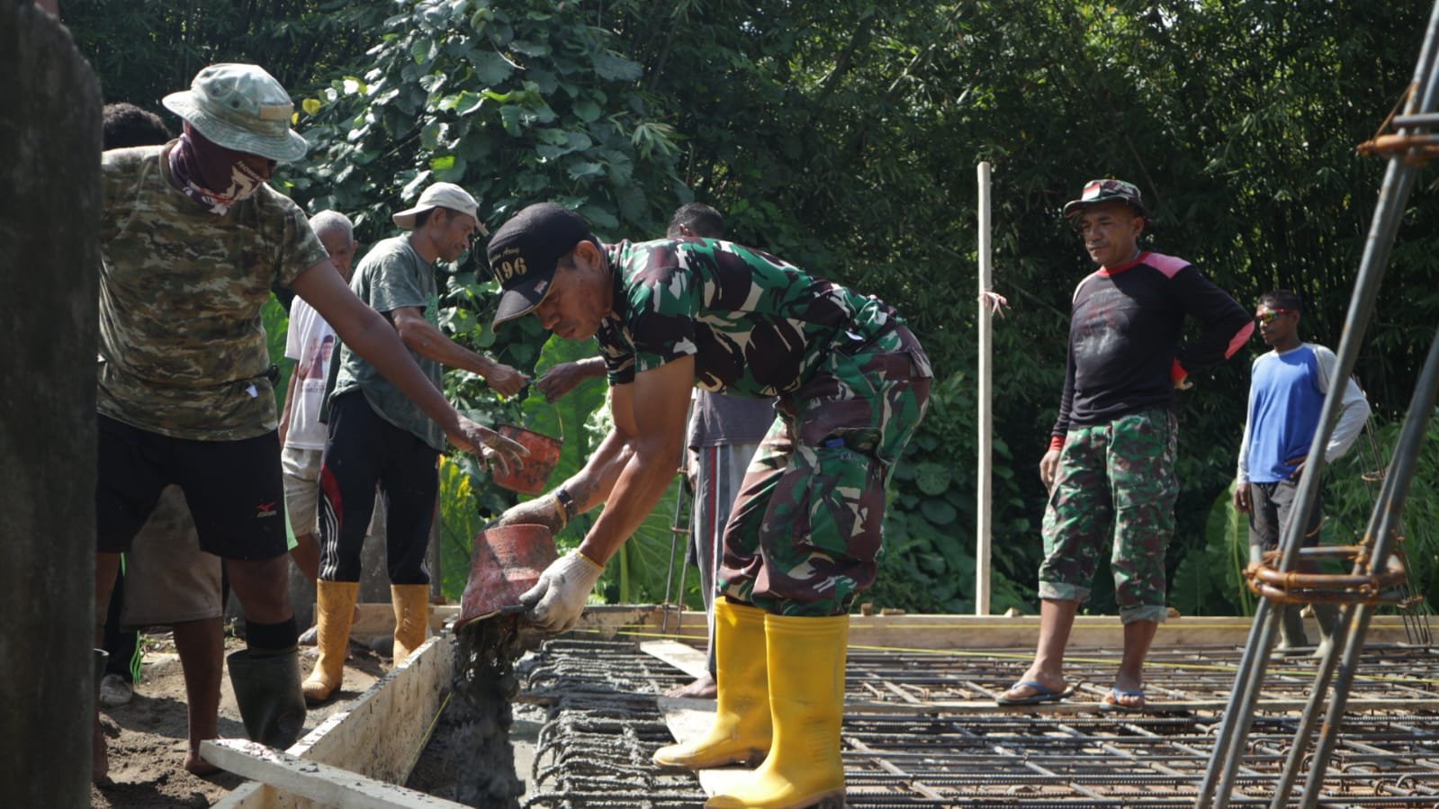 Kolaborasi TNI dan Masyarakat Percepat Pembangunan Jembatan Garuda di Kao Barat