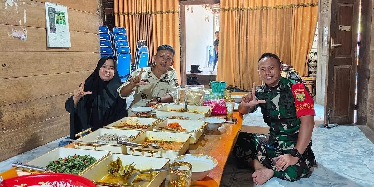 Keakraban Satgas TMMD dan Masyarakat Melalui Makan Bersama