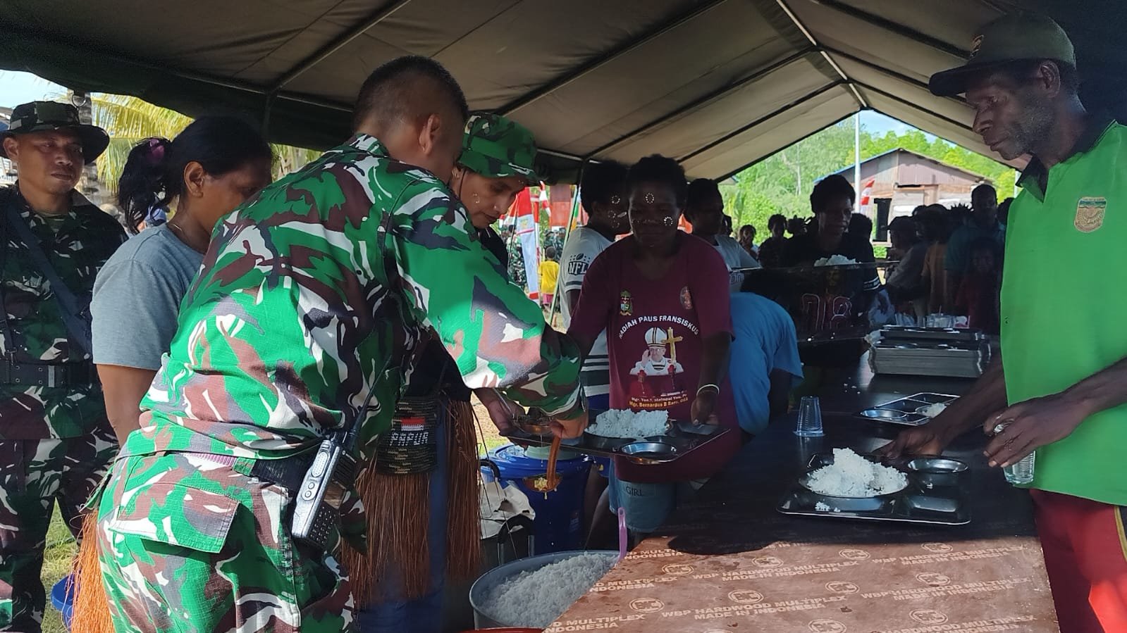 Kegiatan Makan Bersama TNI dan Warga Memperkuat Persatuan di Kampung Keakwa