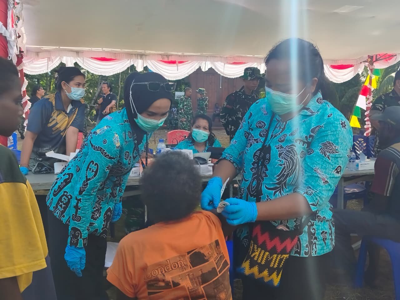 Kemanunggalan TNI-Rakyat Terpancar Lewat Kegiatan Sosial di Penutupan TMMD