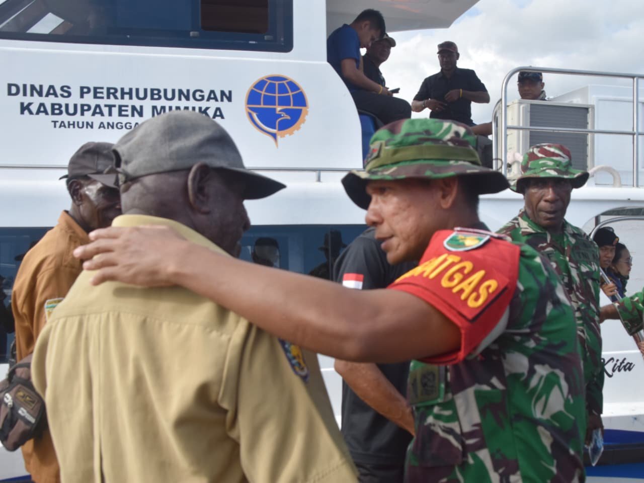 Perpisahan Haru Satgas TMMD dengan Masyarakat Kampung Keakwa