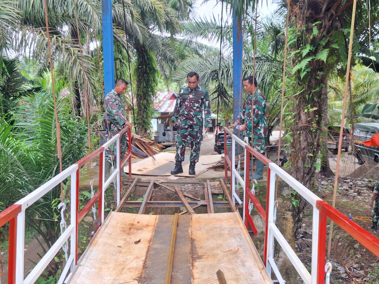 Dandim 0425/Seluma Cek Langsung Progres Perbaikan Jembatan Garuda di Desa Bandung Agung