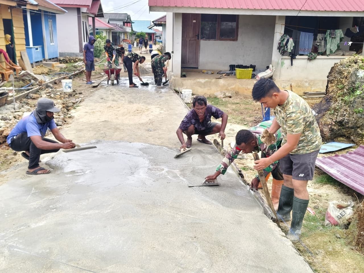Keterlibatan Masyarakat dalam Pembangunan Infrastruktur oleh Satgas TMMD Ke-129