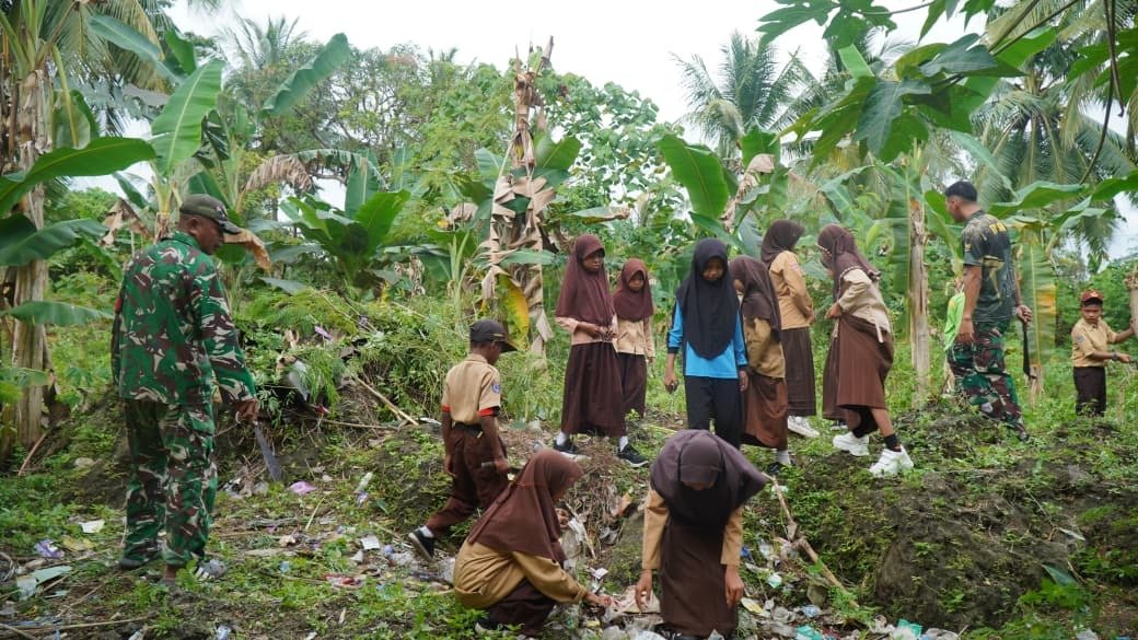 Kolaborasi Satgas TMMD dan Siswa SDN Umbele Ciptakan Lingkungan Sekolah yang Asri