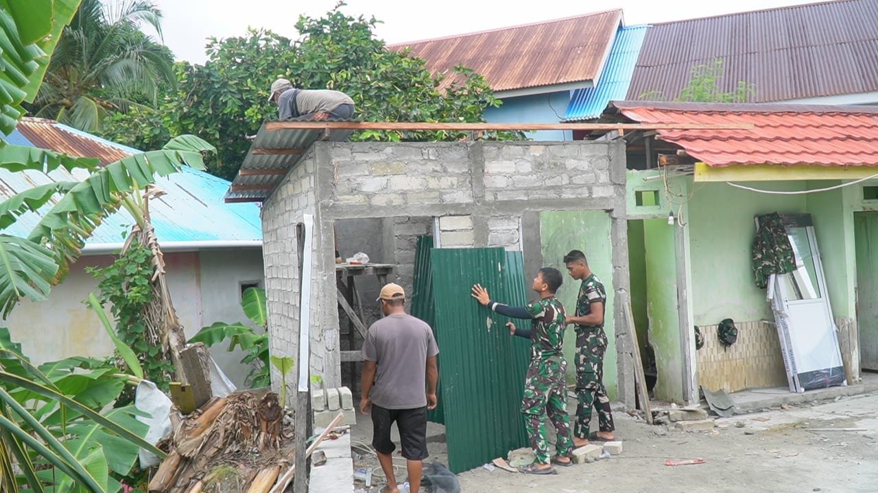 Antusiasme Komunitas Tercermin dalam Pemasangan Atap MCK Masjid Quba