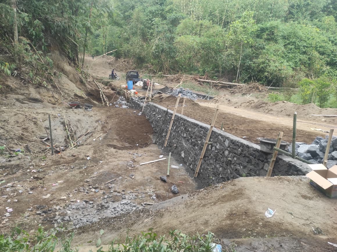 Progres Pembangunan Dinding Penahan Tanah TMMD Ke-129 Kodim 1626/Bangli Bergairah