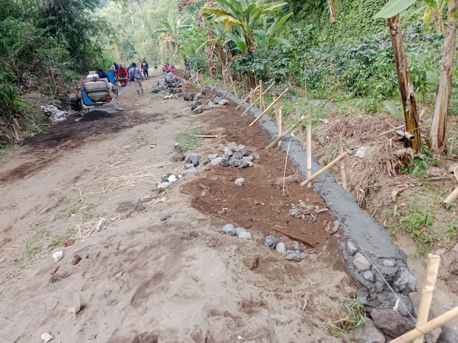 Dinding Penahan Tanah Diperkuat di Desa Sekardadi Melalui TMMD Ke-129