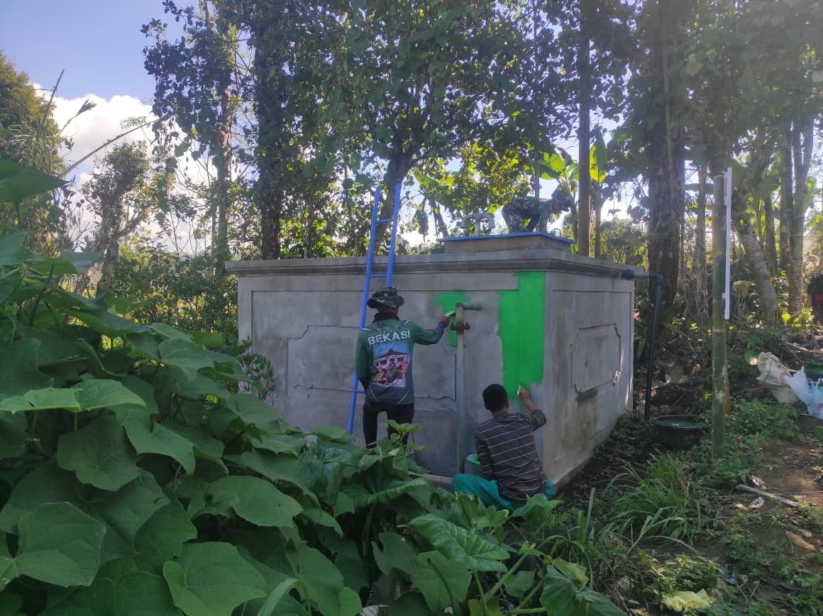 Pengecatan Bak Penampungan Air Bersih oleh Satgas TMMD Ke-129 di Bangli