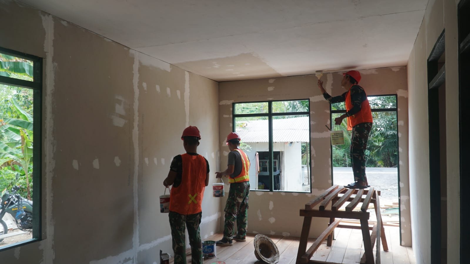 Kegiatan Pengecatan Rumah Bapak Walianto dalam Program TMMD Ke-129