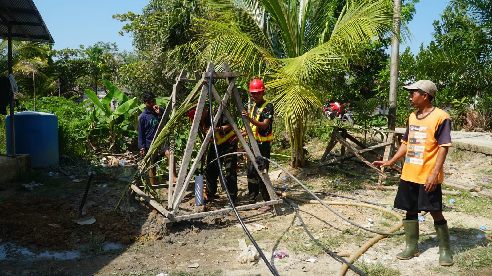 Kolaborasi Satgas TMMD dan Warga Dalam Pengurasan Sumur Bor Sasaran 3