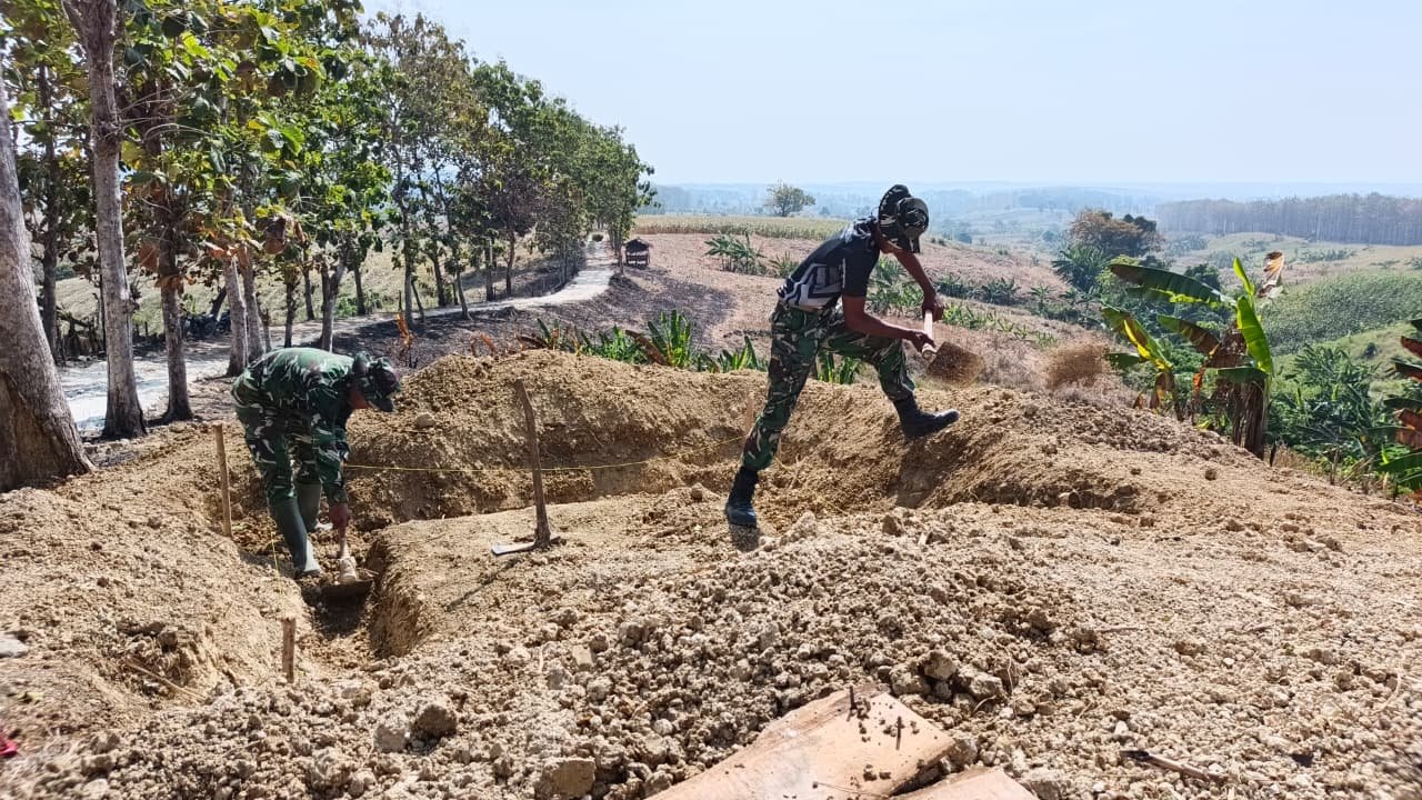 Kerja Bakti Tim TMMD Ke-129, Fondasi Tandon Air Untuk Warga Tlemang dan Bakon Dikerjakan