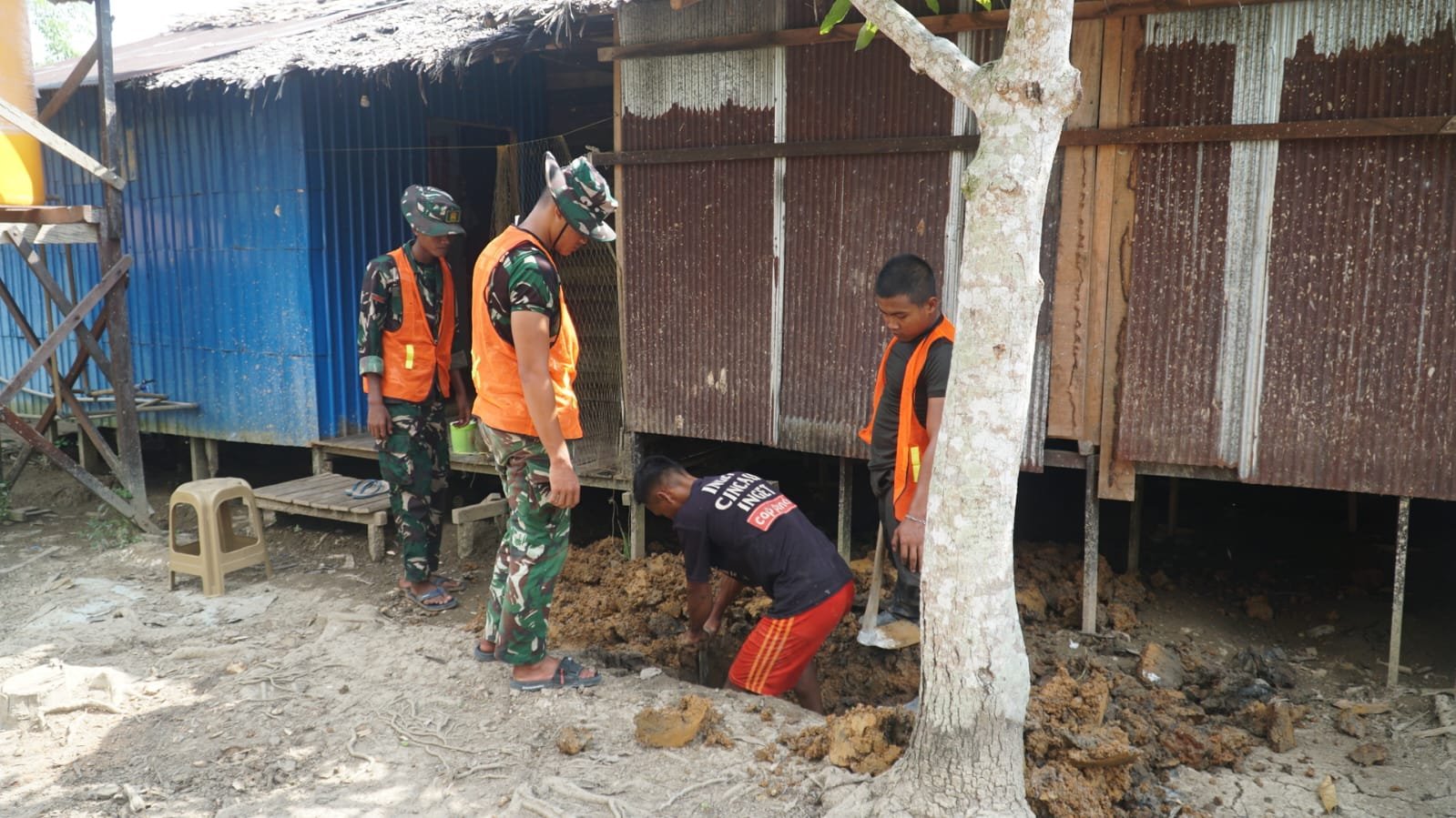 Penempatan Septik Tank MCK oleh Satgas TMMD Kodim 1011/KLK untuk Pembenahan Sanitasi Warga