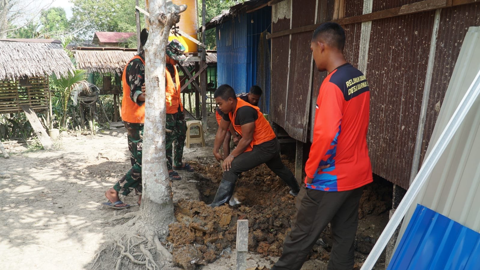 Kolaborasi Satgas TMMD dan Masyarakat untuk Membangun Fasilitas MCK di Rumah Ibu Siti Jahrah