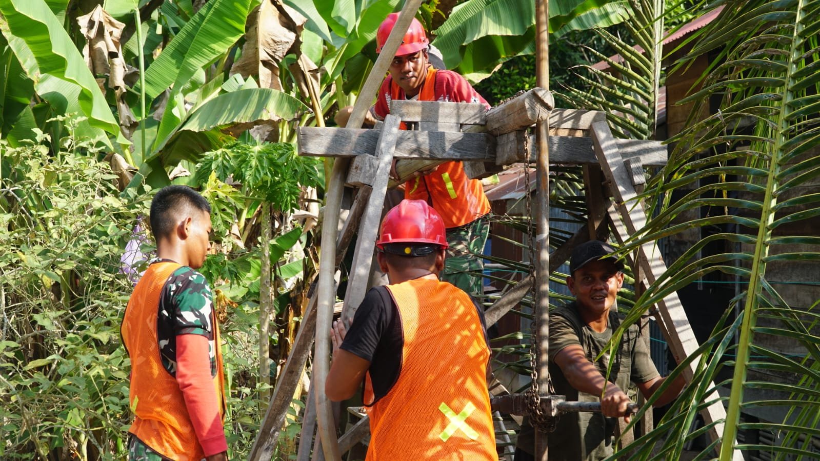 Sinergi TNI dan Masyarakat Dalam Pengeboran Sumur Bor di Desa Bandar Raya