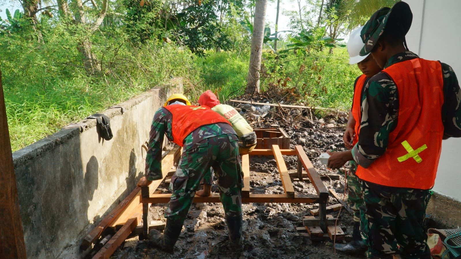 Kerjasama TNI dan Masyarakat dalam Pembangunan MCK Desa Bandar Raya