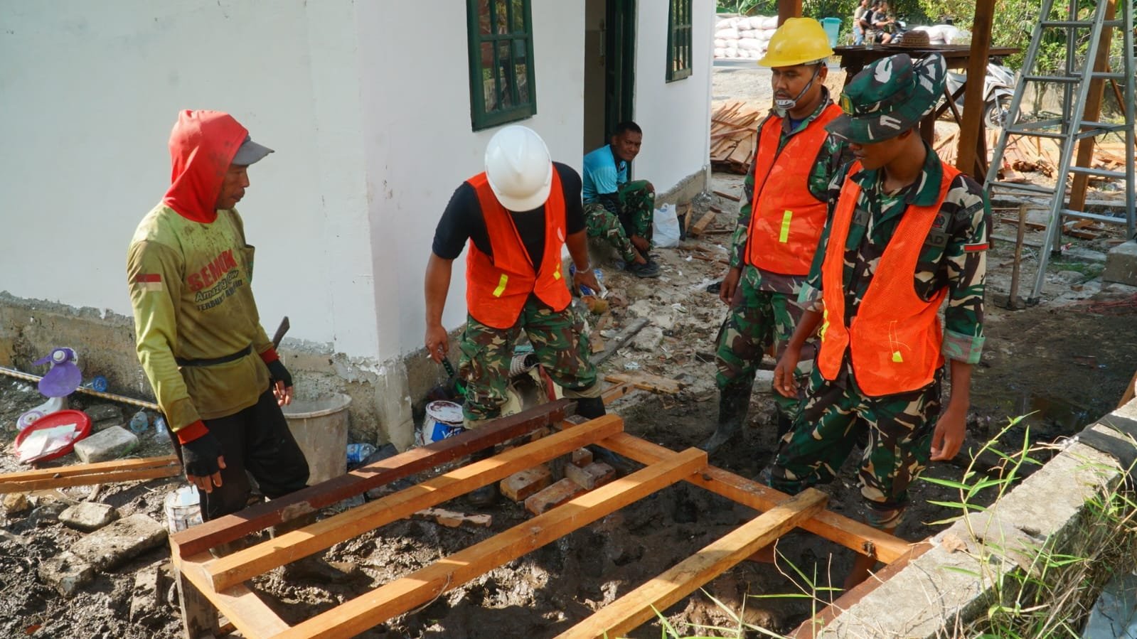 Pembangunan MCK Sasaran 5 oleh Kodim 1011/KLK Dukung Sanitasi Warga