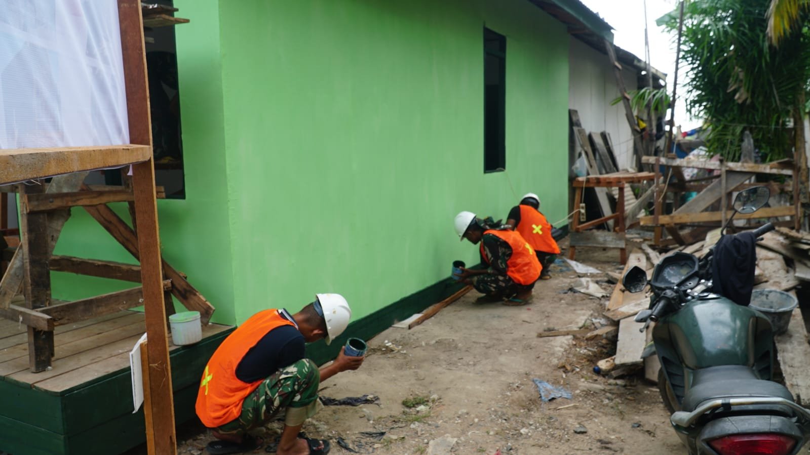 Pekerjaan Pengecatan RTLH Program TMMD Ke-129 Beri Nuansa Baru bagi Rumah Bapak Walianto